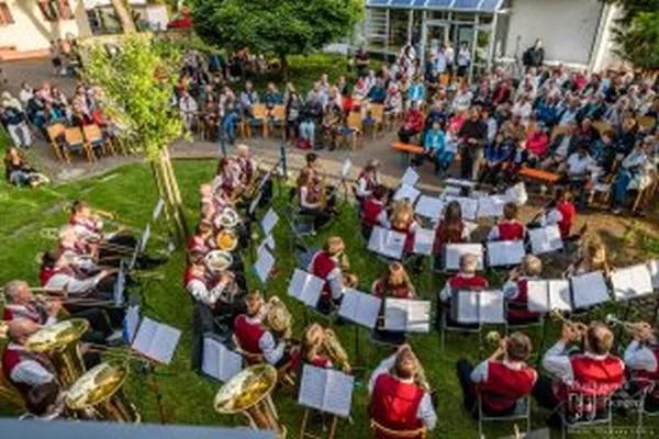 2016 Serenadenkonzert Pfarrgarten Musikverein Freiburg-Tiengen