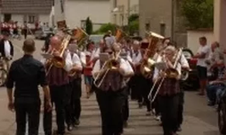 2015 150 Jahre Winzerkapelle Munzingen Umzug_02-200x300