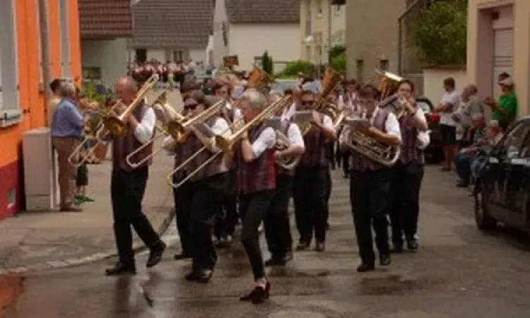 2015 150 Jahre Winzerkapelle Munzingen Umzug_03-300x200