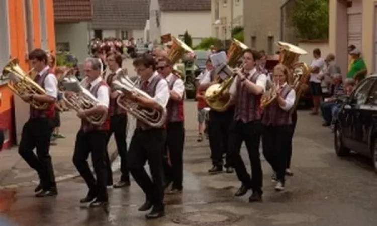 2015 150 Jahre Winzerkapelle Munzingen Umzug_04-300x200