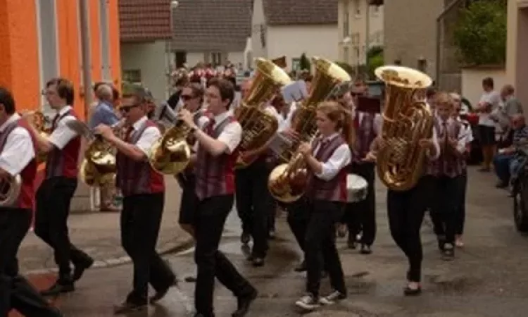 2015 150 Jahre Winzerkapelle Munzingen Umzug_05-300x200