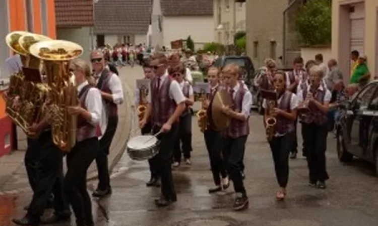 2015 150 Jahre Winzerkapelle Munzingen Umzug_06-300x200