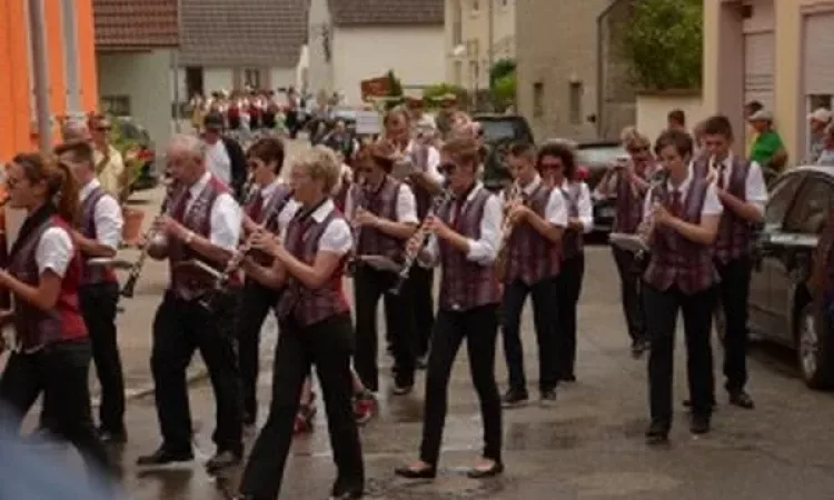 2015 150 Jahre Winzerkapelle Munzingen Umzug_07-300x200