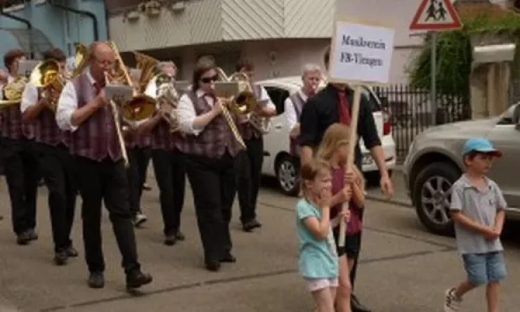 2015 150 Jahre Winzerkapelle Munzingen Umzug_08-300x200