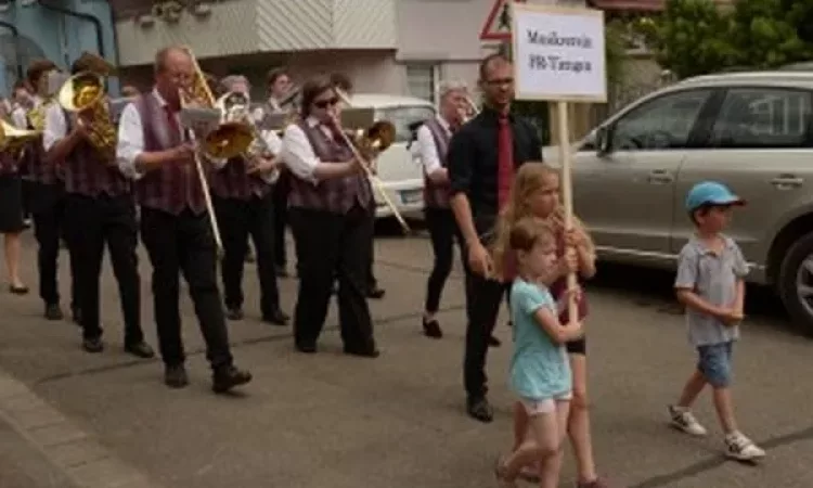 2015 150 Jahre Winzerkapelle Munzingen Umzug_09-300x200