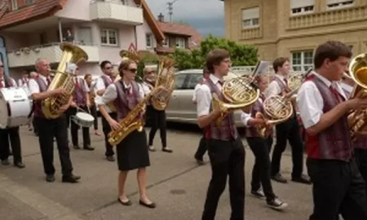 2015 150 Jahre Winzerkapelle Munzingen Umzug_10-300x200