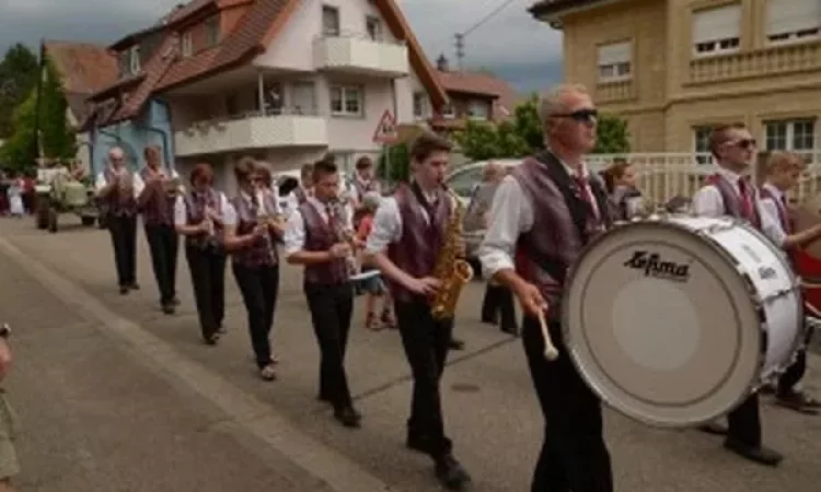 2015 150 Jahre Winzerkapelle Munzingen Umzug_12-300x200