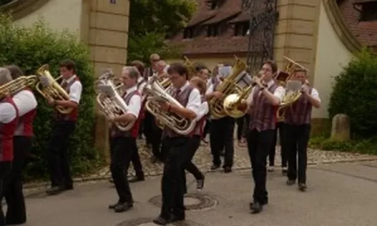 2015 150 Jahre Winzerkapelle Munzingen Umzug_18-300x200