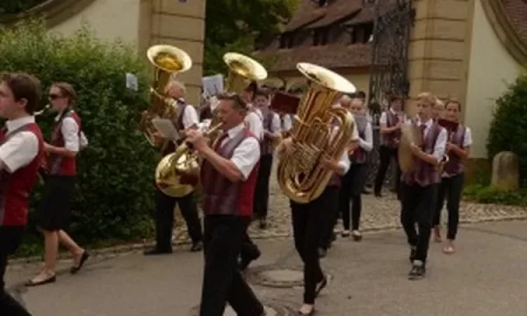 2015 150 Jahre Winzerkapelle Munzingen Umzug_19-300x200