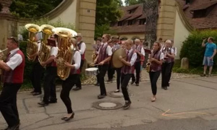 2015 150 Jahre Winzerkapelle Munzingen Umzug_20-300x200
