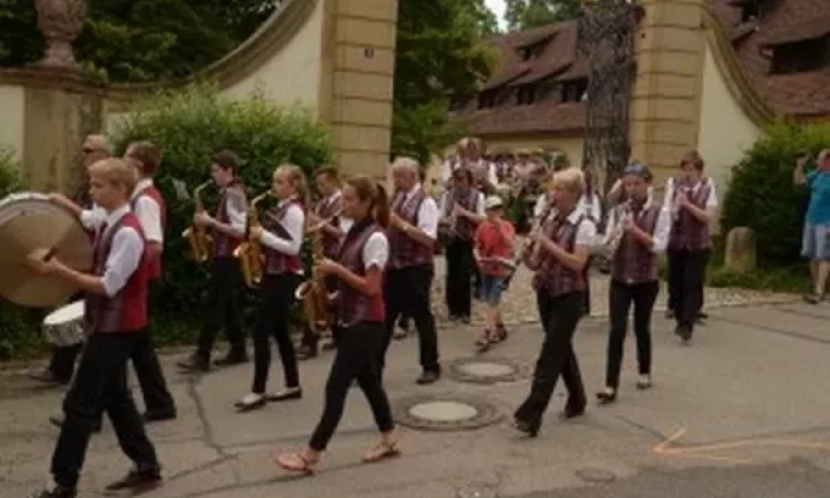 2015 150 Jahre Winzerkapelle Munzingen Umzug_21-300x200
