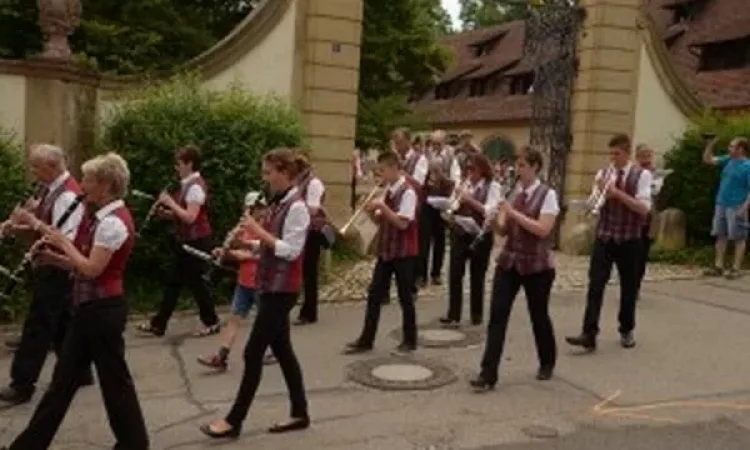 2015 150 Jahre Winzerkapelle Munzingen Umzug_22-300x200